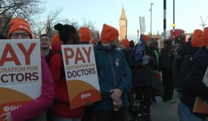 Images d'un piquet de grève des "junior doctors" devant l'hôpital St Thomas à Londres