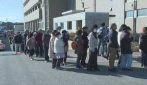 Japon: des habitants font la queue pour des vivres devant un centre de secours