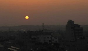 Le soleil se lève au-dessus de Rafah, dans le sud de la bande de Gaza