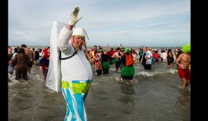 Plusieurs centaines de personnes ont participé à la folie du premier bain 2024 à Calais