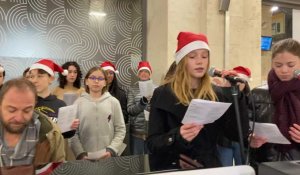 A Nîmes, la chorale des classes CHAM du collège Feuchères chante à la gare pour Noël