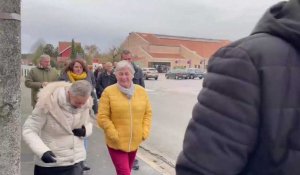 Isbergues : installation du coq au sommet du clocher de l'église Saint-Pierre