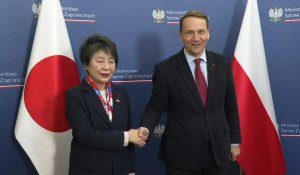 Le ministre polonais des Affaires étrangères Radoslaw Sikorski accueille Yoko Kamikawa