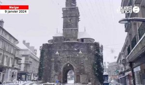 VIDÉO. À Vire Normandie, la Porte-Horloge est recouverte de neige 