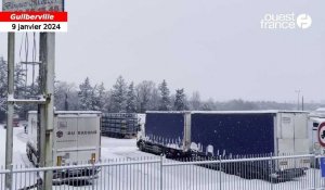 VIDEO. Dans la Manche, l'aire de Guilberville est remplie de poids lourds bloqués par la neige