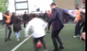 En visite à Sarcelles, Macron tape dans le ballon