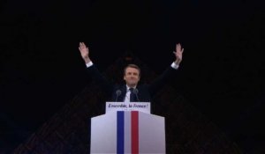 Arrivée d'Emmanuel Macron dans la cour du Louvre