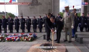 Emmanuel Macron aux côtés de François Hollande pour raviver la flamme du Soldat inconnu (Vidéo)