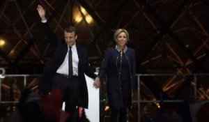 Emmanuel Macron célèbre sa victoire au Louvre avec son épouse