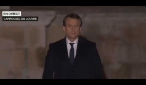 Emmanuel Macron : son arrivée très solennelle au Louvre (vidéo)