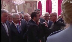 La mère de Tamara Callot pleure dans les bras d'Emmanuel Macron