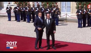 Passation de pouvoir : Emmanuel Macron raccompagne François Hollande sous les applaudissements (Vidéo)