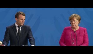 Emmanuel Macron : Sa première rencontre officielle avec Angela Merkel (Vidéo)