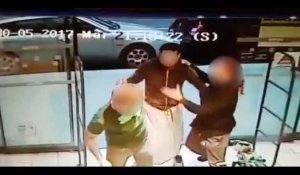 Paris : Un homme attaque un passant avec un couteau, la vidéo choc 