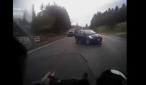Une voiture coupe littéralement la route à un motard