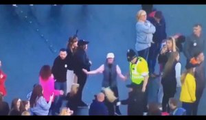 One Love Manchester : un policier danse avec des enfants, la vidéo qui fait le buzz