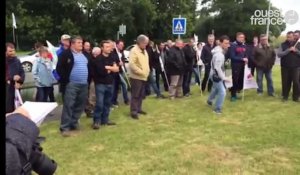 Manifestation d'agriculteurs à la laiterie Sodiaal à Guingamp