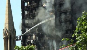 Londres: les pompiers continuaient à lutter contre l'incendie