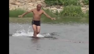Un moine Shaolin réalise l'exploit de marcher sur l'eau ! (Vidéo)