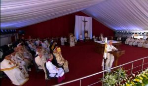 Egypte: le pape célèbre une messe pour des milliers de fidèles
