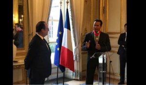 François Hollande a remis la Légion d'honneur à Arnold Schwarzenegger ! (Vidéo)