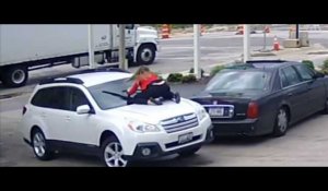 Une femme saute sur sa voiture pour stopper des voleurs (vidéo)