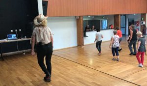 De nombreux adeptes de la danse country 