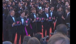 Festival Cannes 2017 : En pleine montée des marches, ils dénoncent les crimes homophobes en Tchétchénie (Vidéo) 