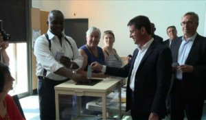 Législatives: l'ex-Premier ministre Manuel Valls a voté à Evry