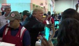 Tempête Harvey : Donald Trump auprès des sinistrés distribue des hot-dogs (Vidéo)