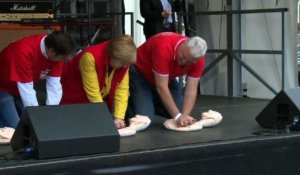 Merkel s'exerce au massage cardiaque dans le nord de l'Allemagne