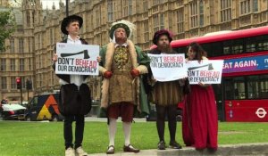 Londres: des manifestants en Tudors devant le Parlement