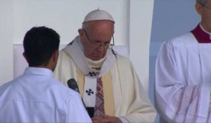 Le pape François célèbre une messe sur la place Simon Bolivar
