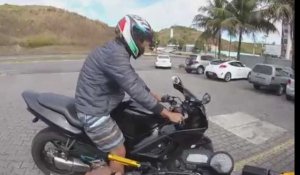 Brésil : en short et tongs, un motard fait une violente chute à 185km/h (Vidéo)