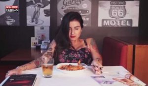 Une fille très sexy tente de manger avec un vibromasseur entre les cuisses (Vidéo)