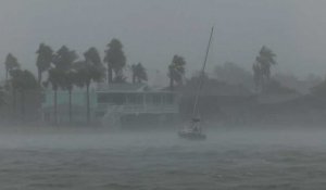 Harvey touche terre et menace la côte du Texas d'inondations