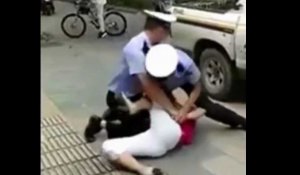 CHINE : un policier violent envers une femme, la vidéo choc