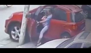 Une femme veut arrêter sa voiture avec sa jambe, la vidéo choc