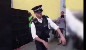 Londres : Un policier danse et ambiance la foule au carnaval de Notting Hill (vidéo)