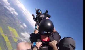L'incroyable saut en parachute d'une bande de quatre amis ! (vidéo) 