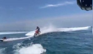 Avec sa moto sur l'eau, il manque de percuter un surfeur (vidéo)