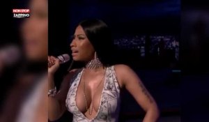 Nicki Minaj terriblement sexy dans une tenue très décolletée imprimée...dollars (Vidéo)