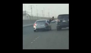 Un homme veut taper sur une voiture mais se rate complètement (vidéo)