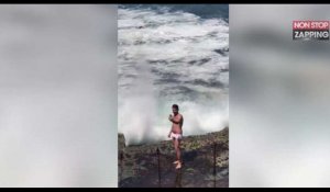 En train de poser pour un selfie, il se fait balayer par une énorme vague (Vidéo)