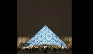 Le pyramide du Louvre s'illumine pour le Louvre Abou Dhabi
