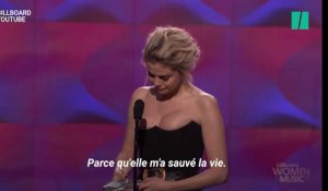 En larmes, Selena Gomez remercie sa donneuse de rein Francia Raisa sur scène
