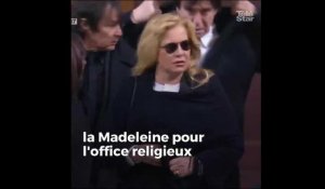 Arrivée de Nathalie Baye, Sylvie Vartan et Laura Smet à l'église de la Madeleine pour l'office religieux