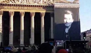 Des milliers de personnes à Paris pour rendre hommage à Johnny Hallyday