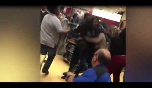 Black Friday : deux femmes hystériques se battent violemment dans un magasin (vidéo)