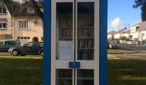 Une bibliothèque dans une cabine téléphonique